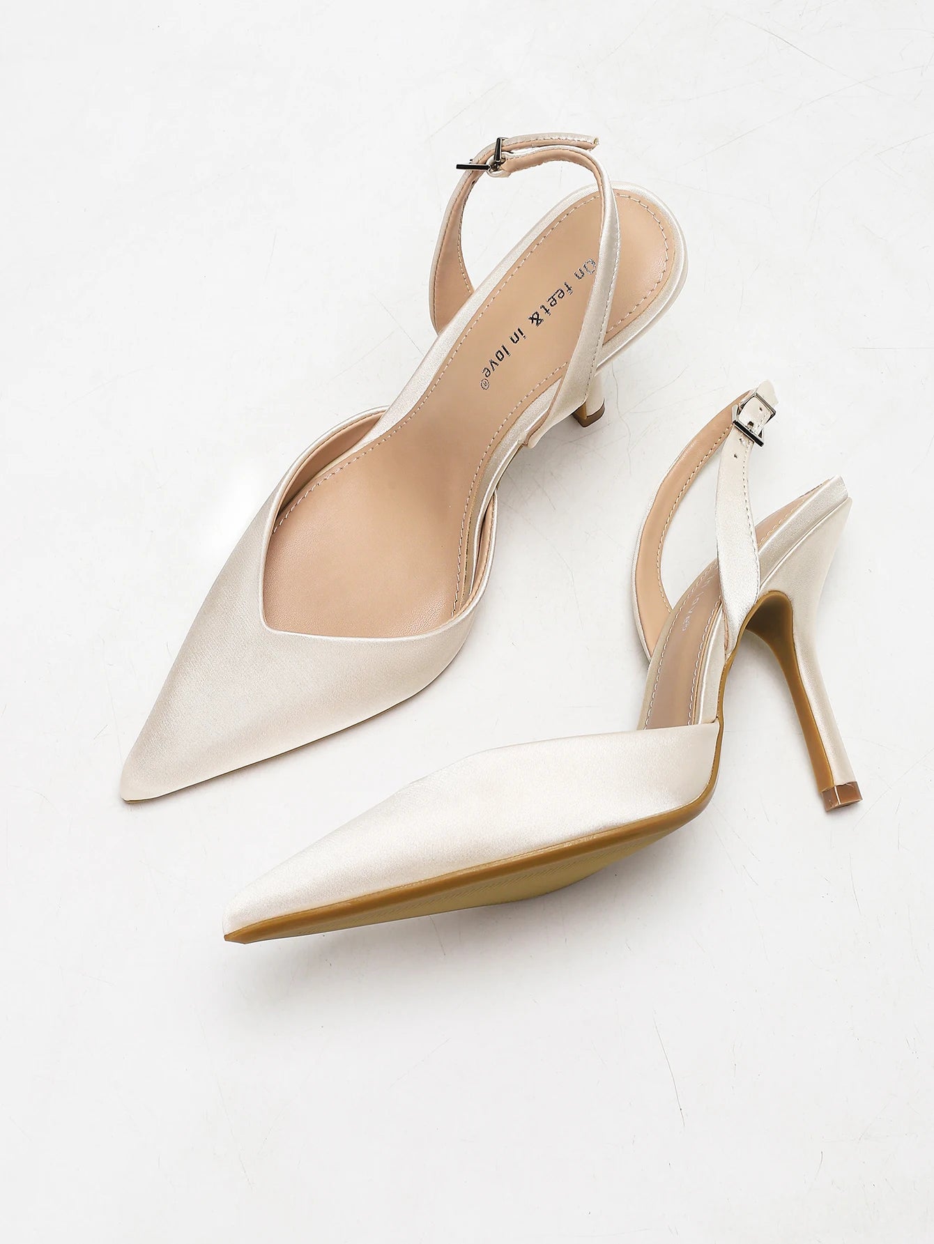 Sandales à talons slingback à bout pointu en satin ivoire pour femmes