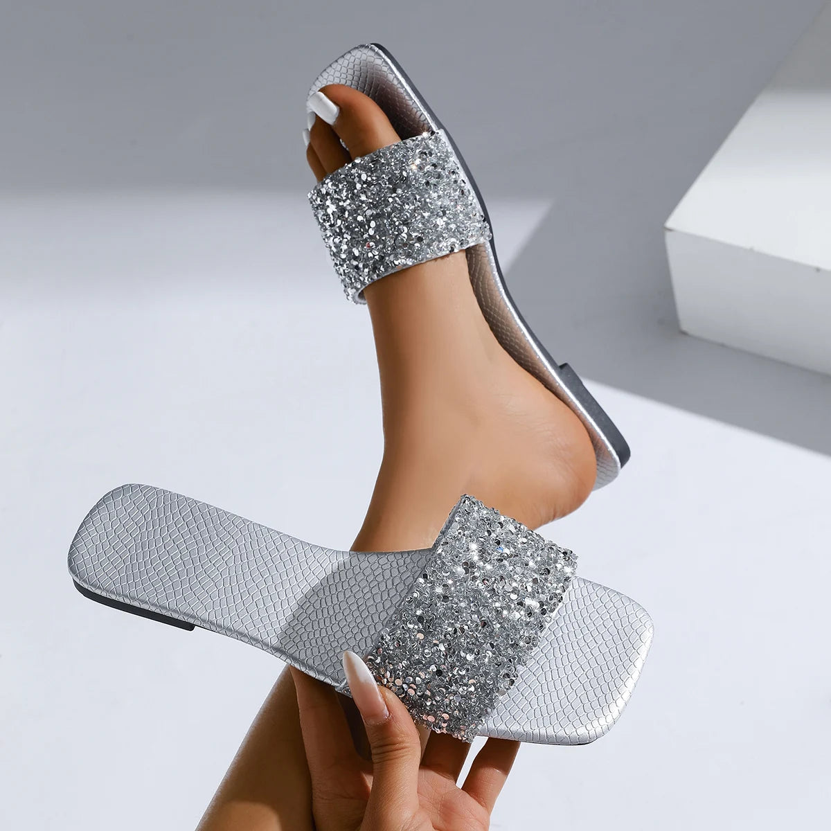 Sandales plates à paillettes argentées pour femmes, pantoufles d'extérieur à bout ouvert, grande taille 43, été, 2025