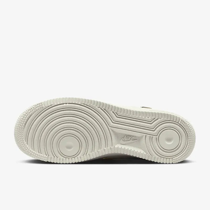 Nike Air Force 1 Low FV3654-111 Cream White Metal Mini Swoosh Baskets en cuir pour femmes, chaussures de sport décontractées pour la marche et le skateboard