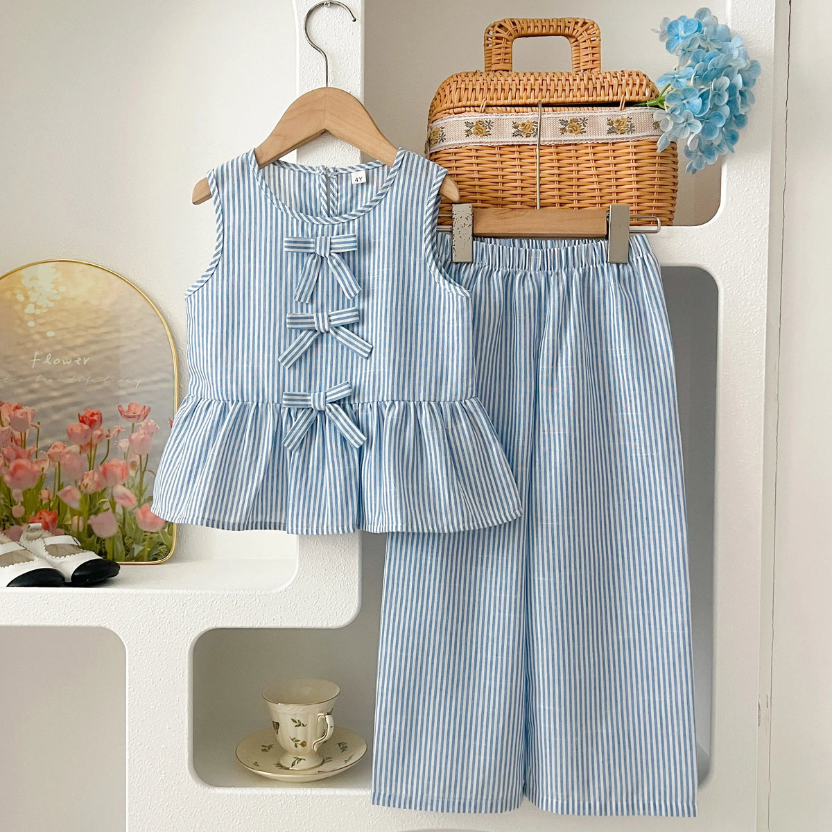 Costumes d'été pour filles, ensemble deux pièces sans manches avec nœud à rayures verticales bleues, haut + pantalon, vêtements doux pour enfants