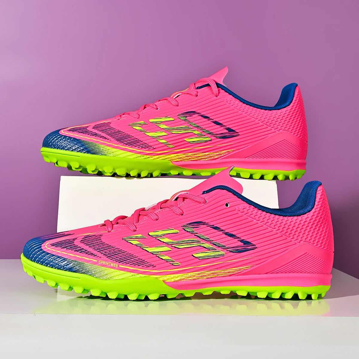 Chaussures de football unisexes TF, design d'inspiration rétro, cuir PU de qualité supérieure, semelle extérieure en caoutchouc durable, allient style et performance.