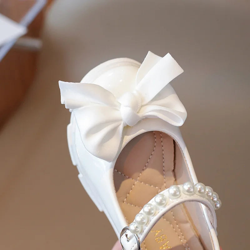 Nouvelles chaussures de princesse à nœud perlé pour enfants printemps-automne, chaussures Mary Jane à talon bas souples pour filles, mocassins à boucle, chaussures décontractées pour tous les jours