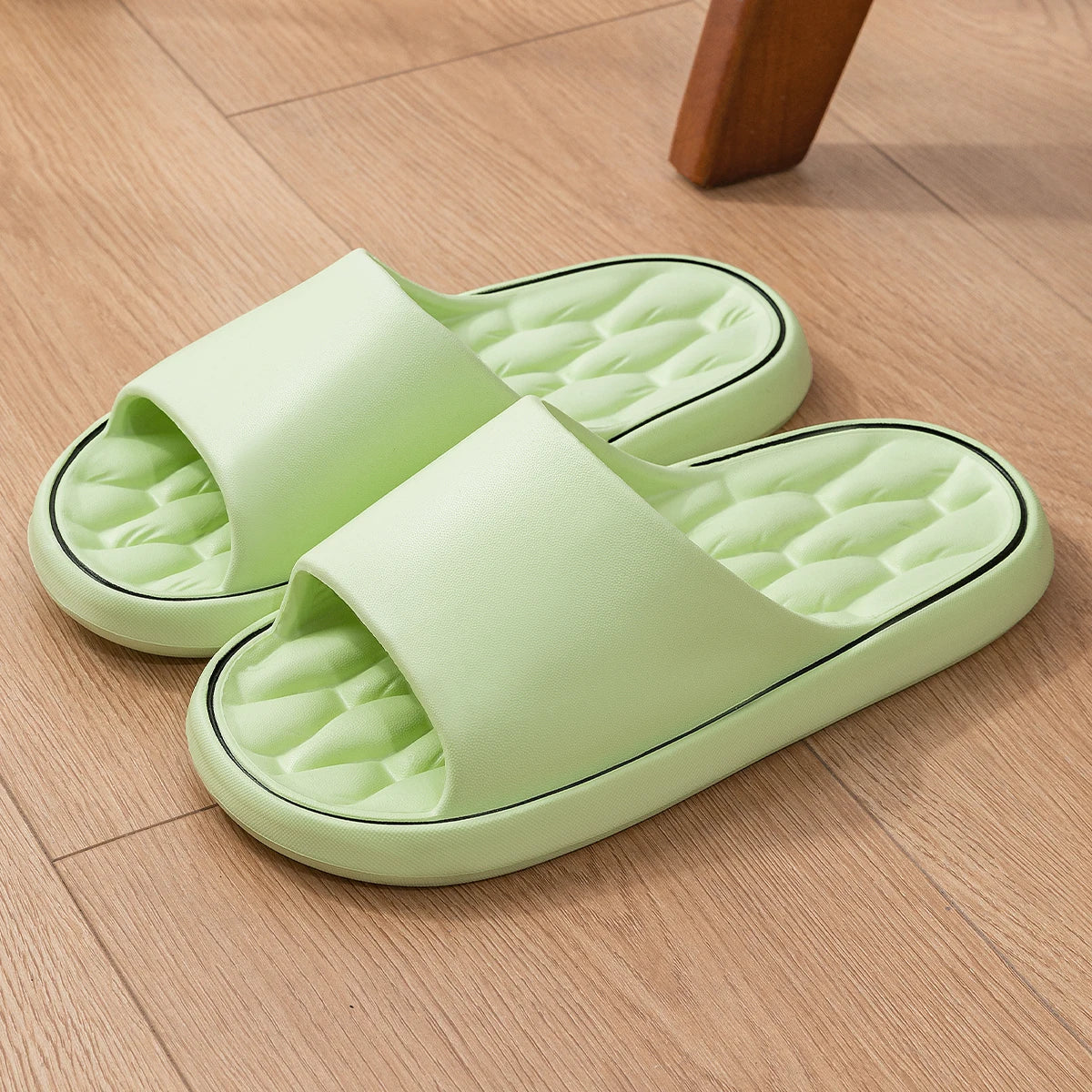 Pantoufles d'été tendance pour hommes, nouvelles sandales nuage à semelle souple et antidérapante pour la maison, la plage, l'intérieur et l'extérieur