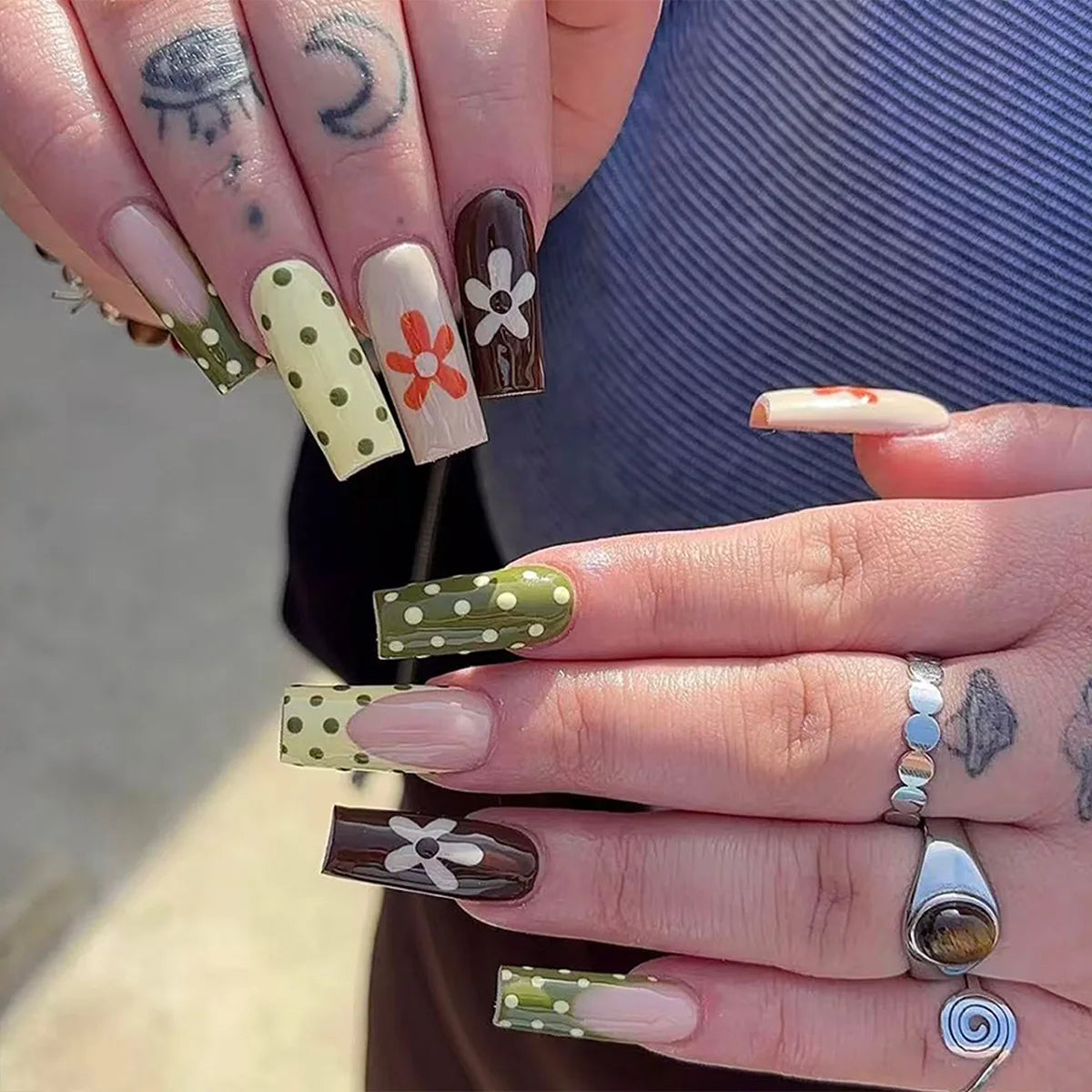 24 faux ongles cercueil mi-longs, style gothique noir, avec nœuds métalliques foncés et décorations en forme de cœur, à presser, motif pois, faux ongles français