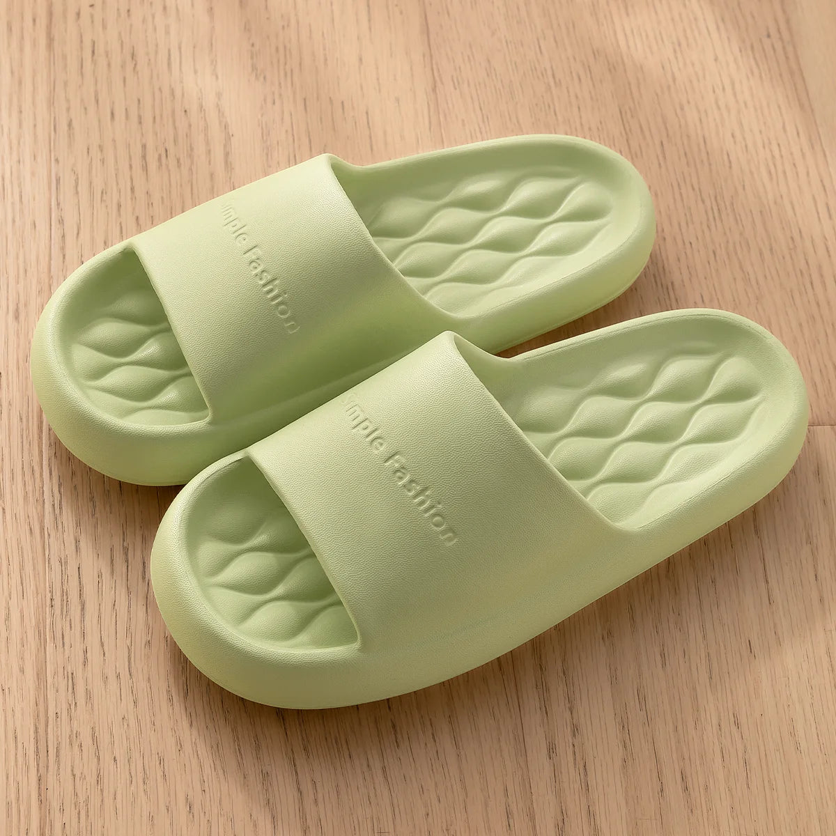 Pantoufles d'été tendance pour hommes, nouvelles sandales nuage à semelle souple et antidérapante pour la maison, la plage, l'intérieur et l'extérieur