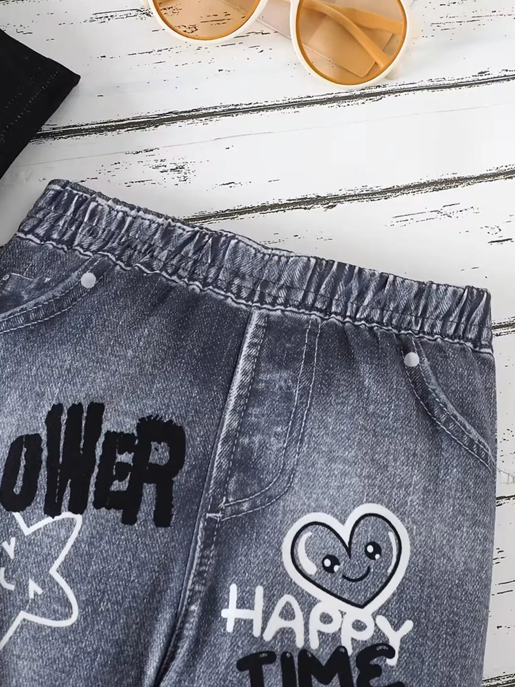 Tenue d'été décontractée pour filles : T-shirt avec imprimé cœur et visage souriant + pantalon évasé en faux denim avec graffiti « Happy Time », ensemble deux pièces adapté aux enfants de 4 à 12 ans, vêtements p