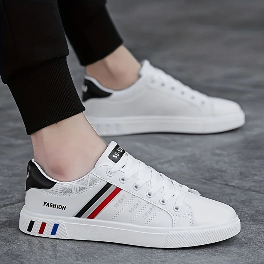 Une paire de baskets blanches, parfaites pour le skateboard, les sports décontractés et le port quotidien. Léger avec une semelle souple, adapté pour