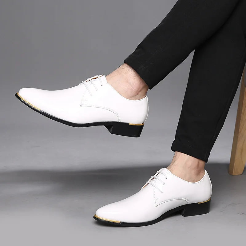 Chaussures habillées pour hommes chaussures en cuir verni nouvelles chaussures de bureau à bout pointu à lacets chaussure de mariage souple noire grande taille chaussure pour hommes d'affaires