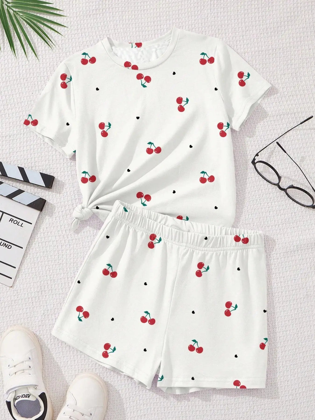 Ensemble imprimé motif cerise pour filles, haut blanc à manches courtes avec imprimé cerise + short, ensemble deux pièces, frais et tendance, adapté aux enfants de 4 à 12 ans, vêtements décontractés d'été pour la m