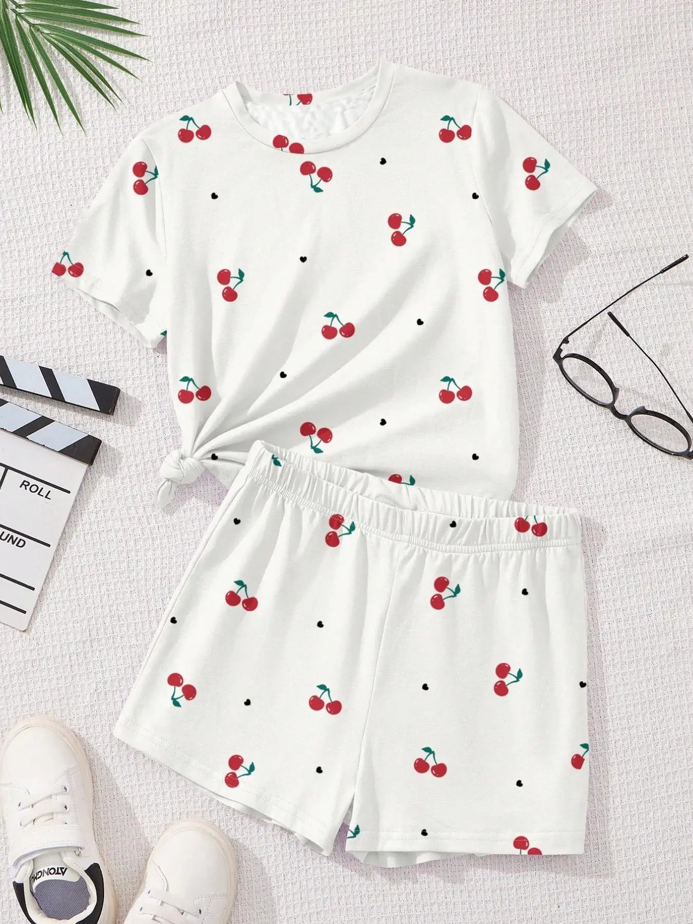 Ensemble imprimé motif cerise pour filles, haut blanc à manches courtes avec imprimé cerise + short, ensemble deux pièces, frais et tendance, adapté aux enfants de 4 à 12 ans, vêtements décontractés d'été pour la m