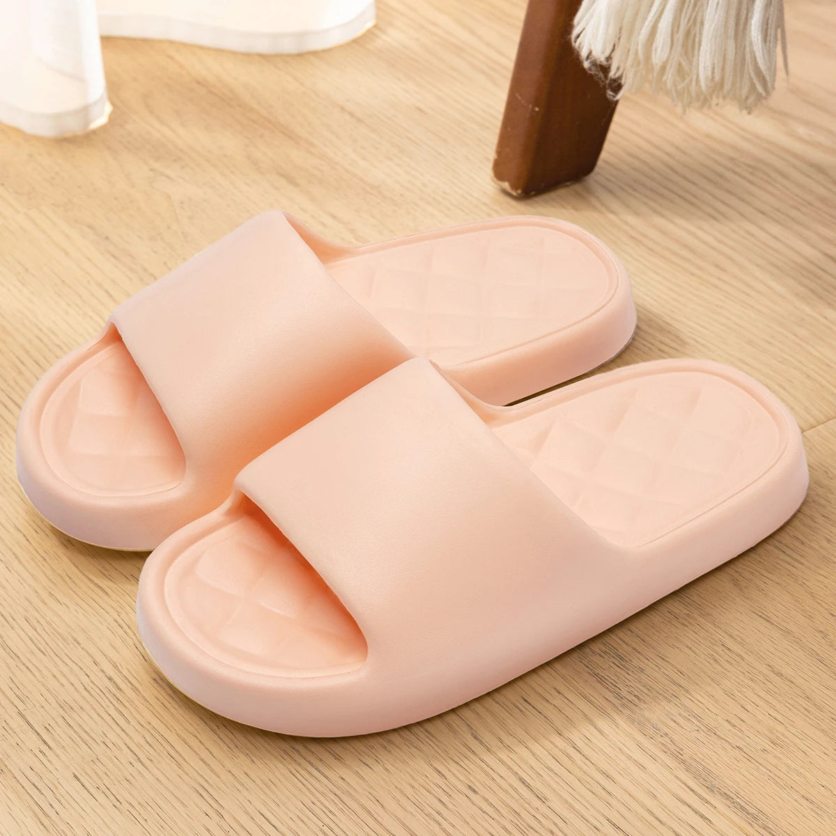 Pantoufles d'été tendance pour hommes, nouvelles sandales nuage à semelle souple et antidérapante pour la maison, la plage, l'intérieur et l'extérieur