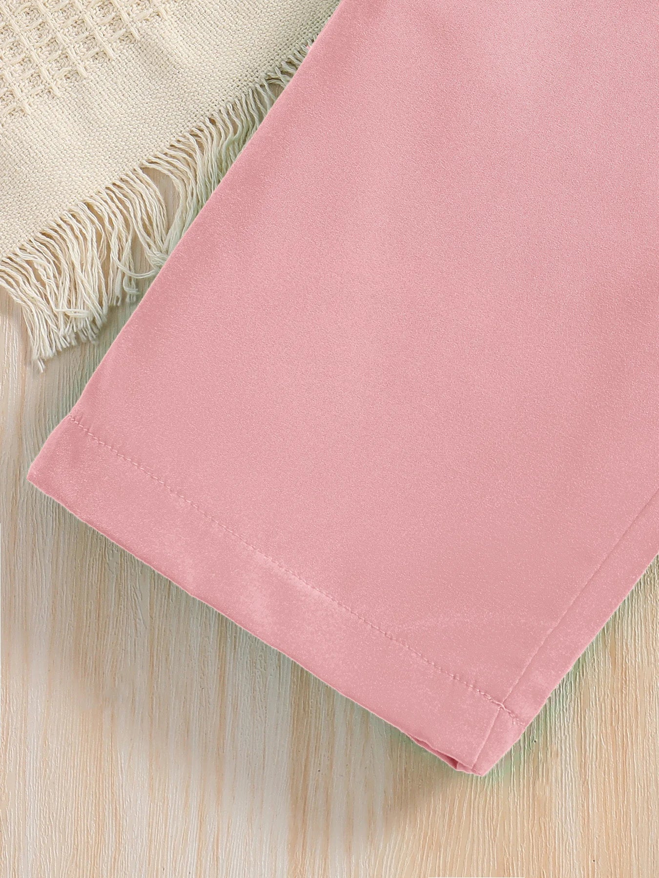 Un ensemble de deux hauts tricotés à col rond et pantalons fins d'été à jambes larges pour filles, imprimés de dessins animés simples et à la mode