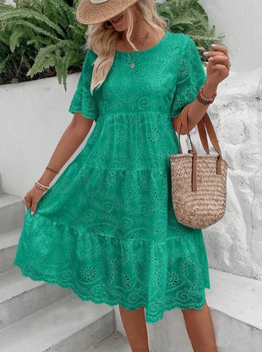 Robe midi blanche brodée à œillets pour femme, style bohème évidé, fluide, à volants superposés, décontractée, à manches courtes, pour l'été et la plage
