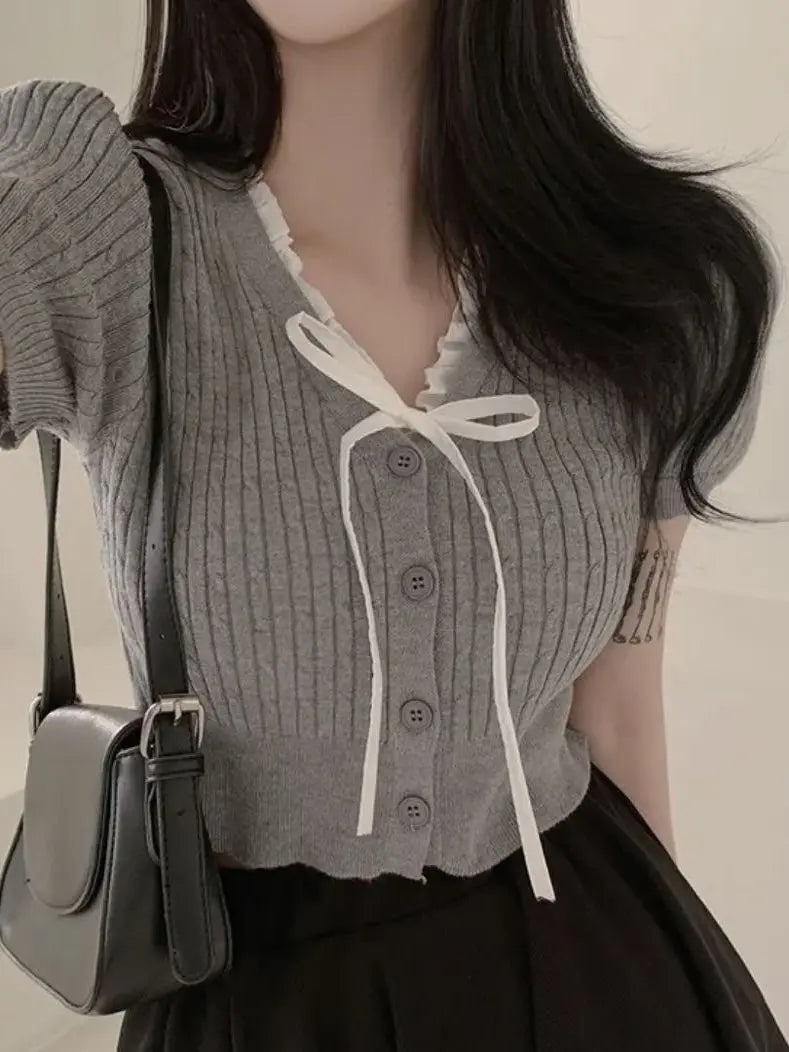 T-shirt tricoté chic d'été pour femme, coupe ajustée, col en V, manches courtes, style décontracté, longueur courte, en maille fine