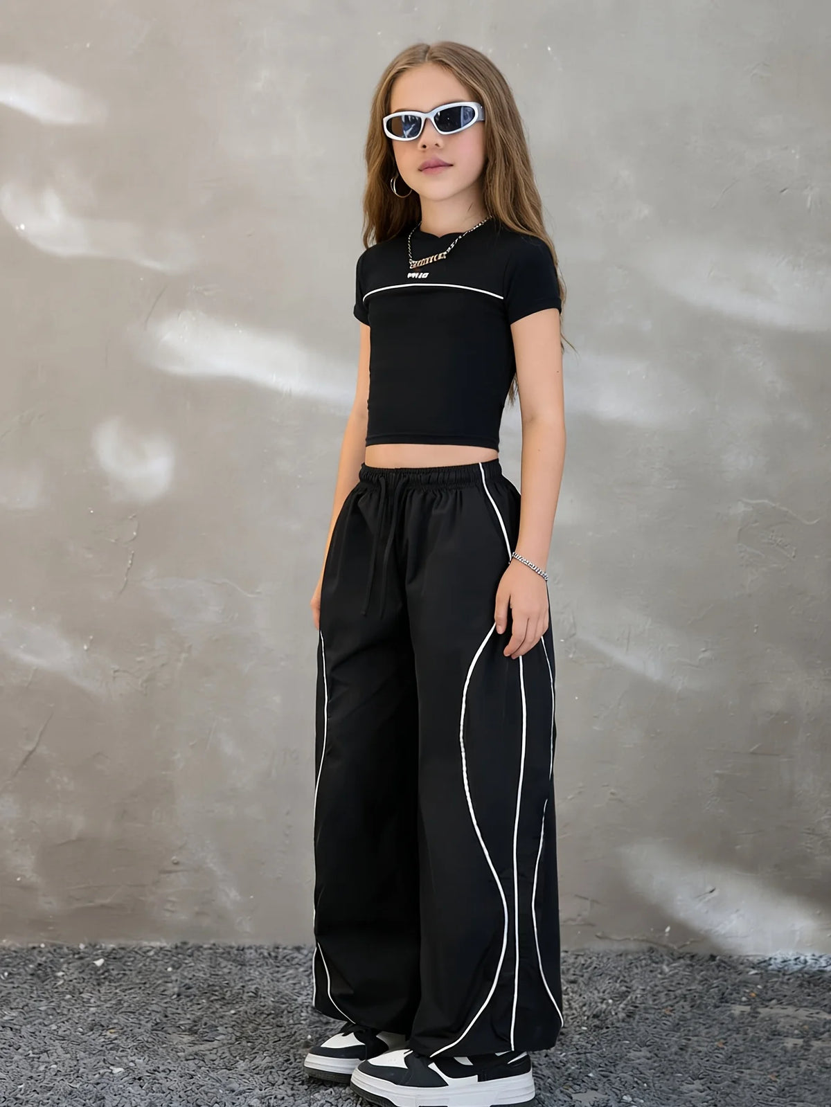 Tenue décontractée style streetwear d'été pour adolescentes : ensemble deux pièces composé d'un t-shirt noir et d'un pantalon large bicolore, élégant et tendance, adapté aux enfants de 5 à 13 ans, polyvalent pour la