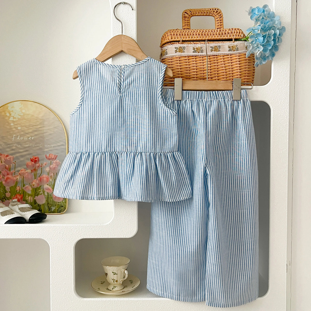 Costumes d'été pour filles, ensemble deux pièces sans manches avec nœud à rayures verticales bleues, haut + pantalon, vêtements doux pour enfants