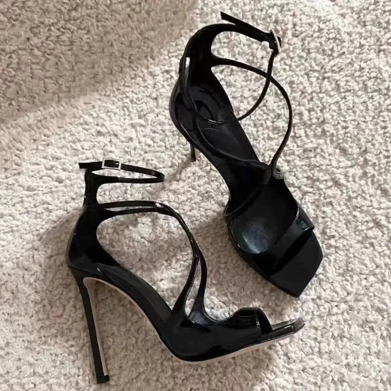 Nouvelles sandales gladiateur en cuir verni pour femme, collection été 2026, à talon aiguille et bout carré, idéales pour les soirées et événements.