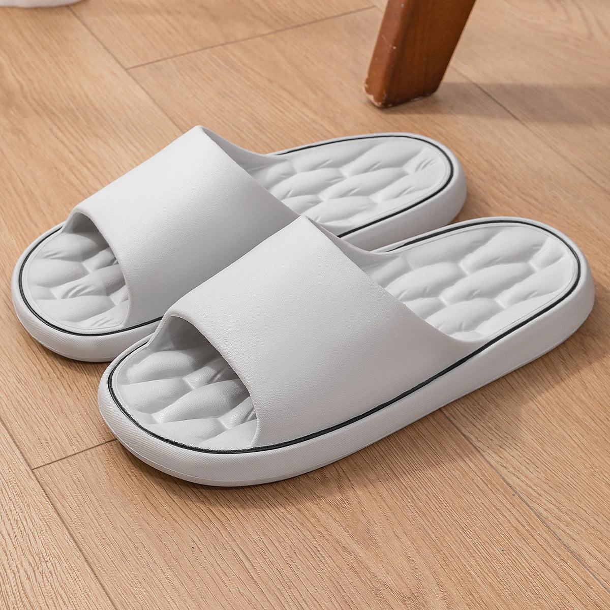 Pantoufles d'été tendance pour hommes, nouvelles sandales nuage à semelle souple et antidérapante pour la maison, la plage, l'intérieur et l'extérieur