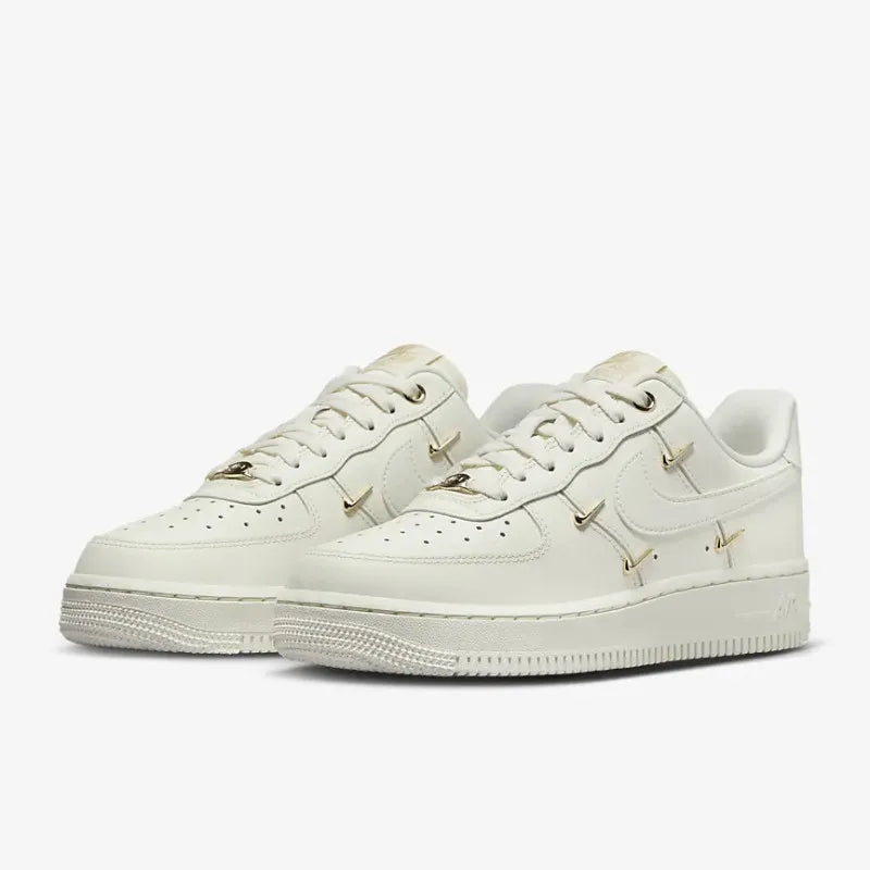 Nike Air Force 1 Low FV3654-111 Cream White Metal Mini Swoosh Baskets en cuir pour femmes, chaussures de sport décontractées pour la marche et le skateboard