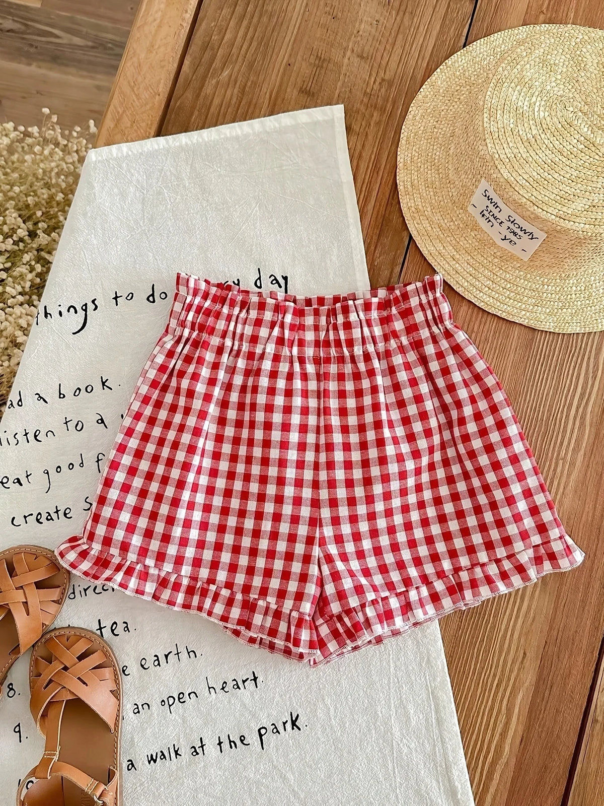 Ensemble de shorts décontractés d'été pour filles : T-shirt mignon et adorable à imprimé fraises et nœuds, associé à un short à carreaux rouges, ensemble deux pièces, combinaison rouge et blanc, adapté aux filles