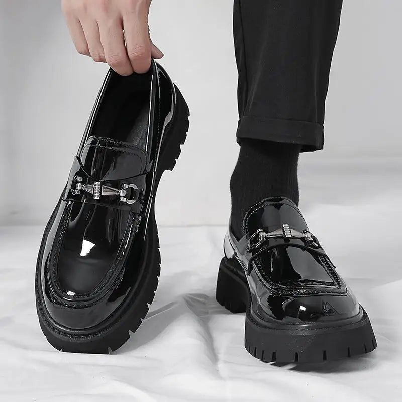 Mocassins à boucle en métal de Style britannique pour hommes, chaussures de mariage à semelles épaisses, nouvelles chaussures confortables d'affaires formelles, chaussures décontractées en cuir à enfiler