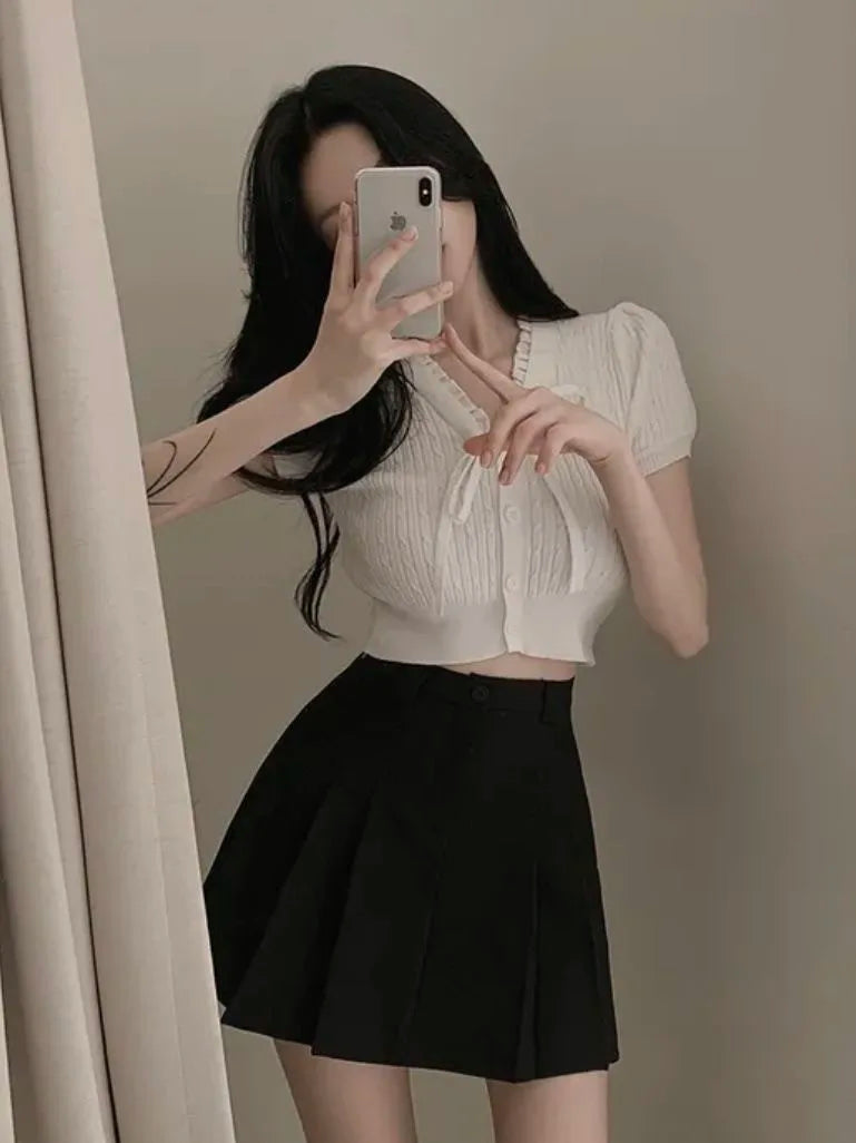 T-shirt tricoté chic d'été pour femme, coupe ajustée, col en V, manches courtes, style décontracté, longueur courte, en maille fine