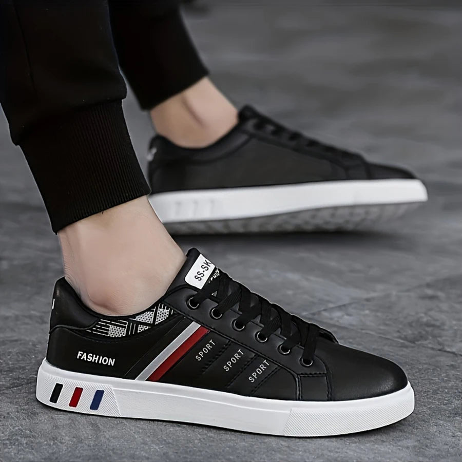 Une paire de baskets blanches, parfaites pour le skateboard, les sports décontractés et le port quotidien. Léger avec une semelle souple, adapté pour