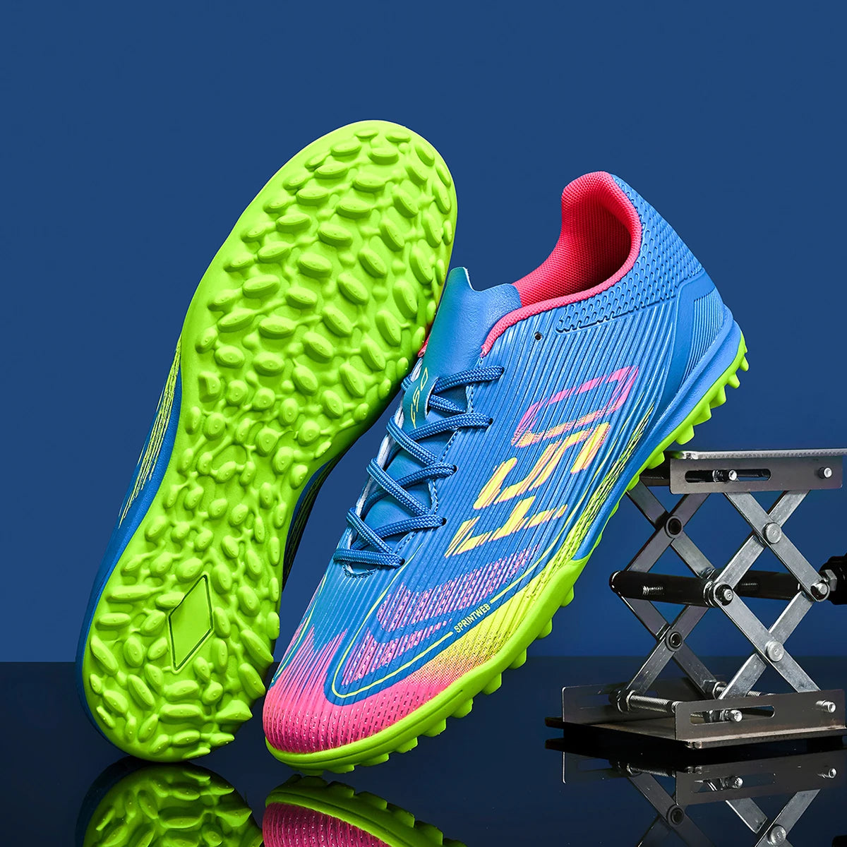 Chaussures de football unisexes TF, design d'inspiration rétro, cuir PU de qualité supérieure, semelle extérieure en caoutchouc durable, allient style et performance.