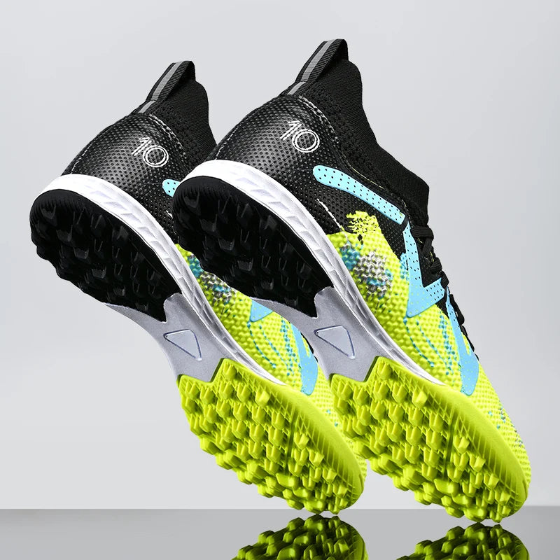 Chaussures de football unisexes TF, design d'inspiration rétro, cuir PU de qualité supérieure, semelle extérieure en caoutchouc durable, allient style et performance.