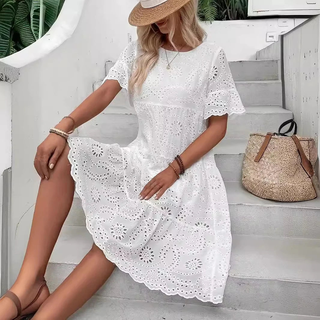 Robe midi blanche brodée à œillets pour femme, style bohème évidé, fluide, à volants superposés, décontractée, à manches courtes, pour l'été et la plage