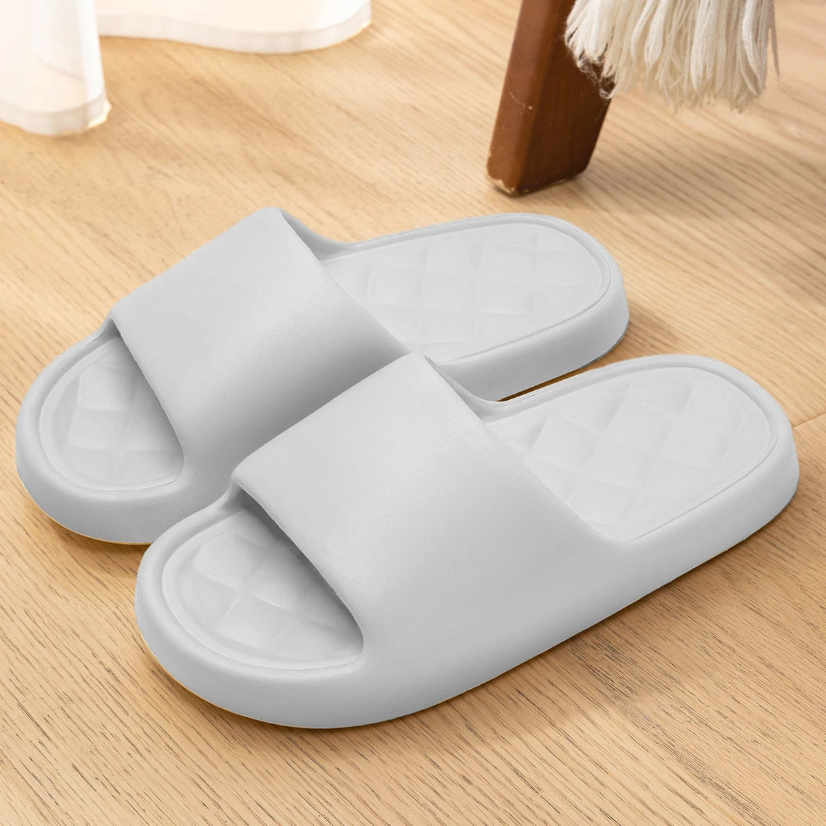 Pantoufles d'été tendance pour hommes, nouvelles sandales nuage à semelle souple et antidérapante pour la maison, la plage, l'intérieur et l'extérieur