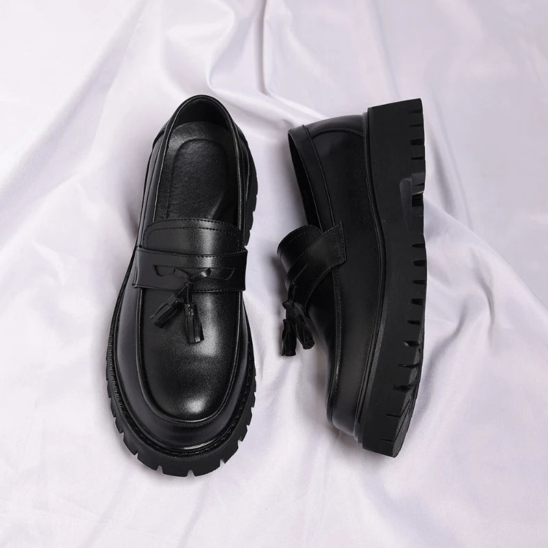Mocassins plateforme bicolores noir et blanc pour hommes avec pompons, à enfiler, semelle épaisse, chaussures décontractées pour un style streetwear tendance 2026