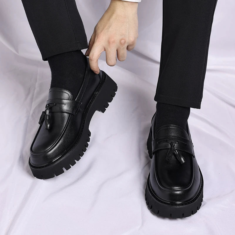 Mocassins plateforme bicolores noir et blanc pour hommes avec pompons, à enfiler, semelle épaisse, chaussures décontractées pour un style streetwear tendance 2026
