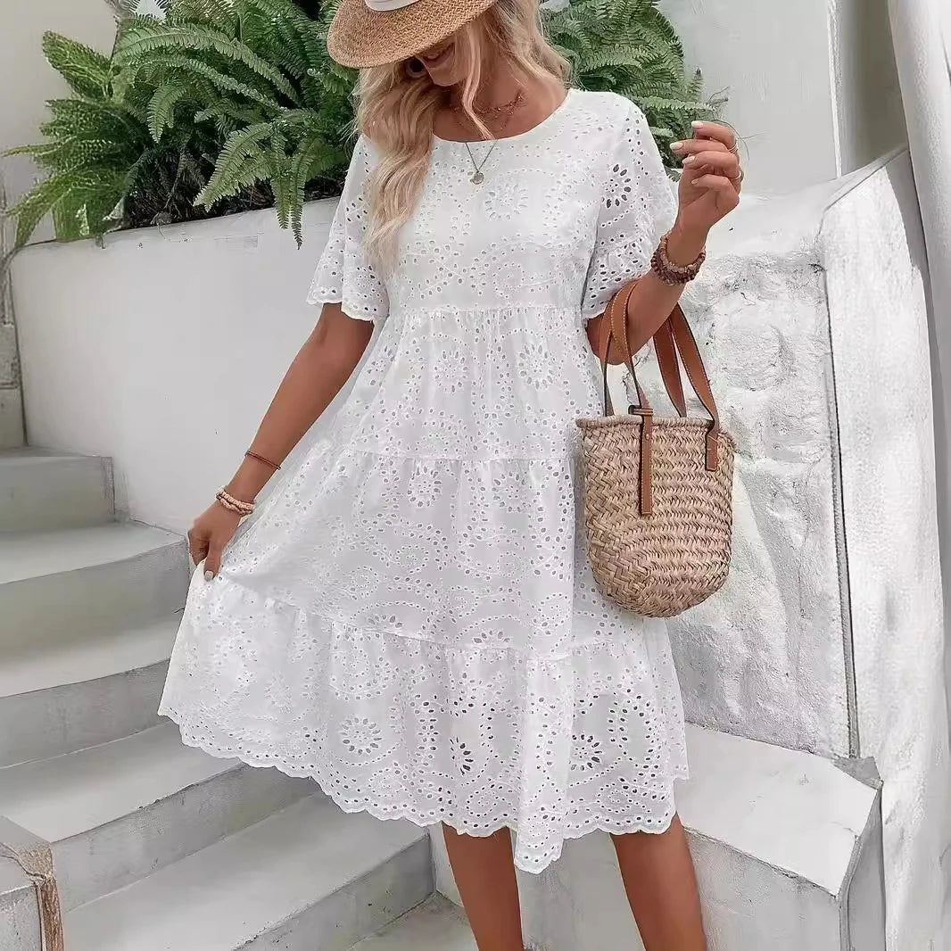 Robe midi blanche brodée à œillets pour femme, style bohème évidé, fluide, à volants superposés, décontractée, à manches courtes, pour l'été et la plage