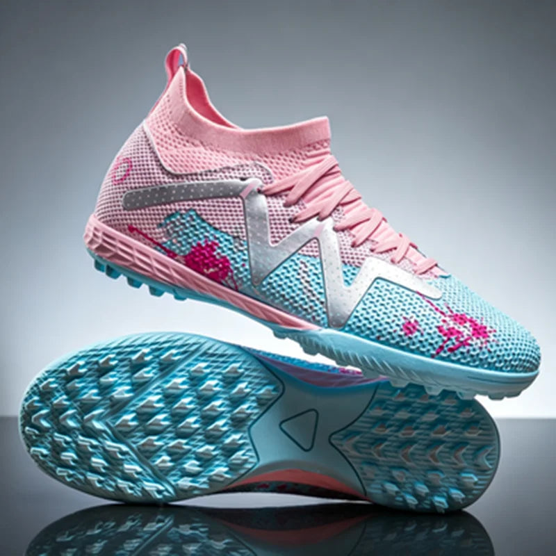 Chaussures de football unisexes TF, design d'inspiration rétro, cuir PU de qualité supérieure, semelle extérieure en caoutchouc durable, allient style et performance.