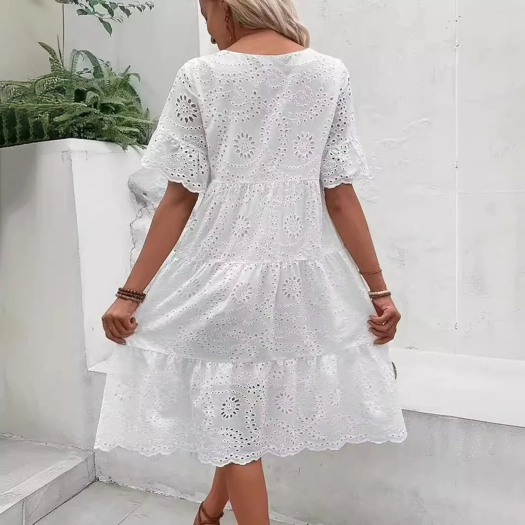 Robe midi blanche brodée à œillets pour femme, style bohème évidé, fluide, à volants superposés, décontractée, à manches courtes, pour l'été et la plage