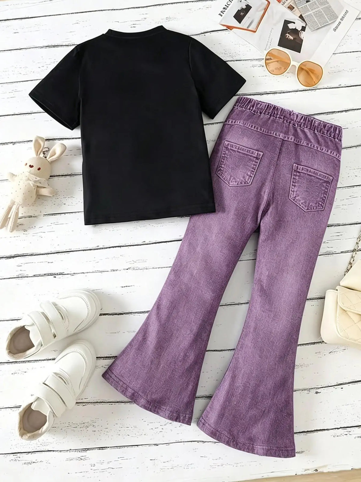 Tenue d'été décontractée pour filles : haut noir à manches courtes avec imprimé visage souriant + pantalon évasé violet avec imprimé anglais, ensemble deux pièces adapté aux enfants de 3 ans et plus, vêtements pol