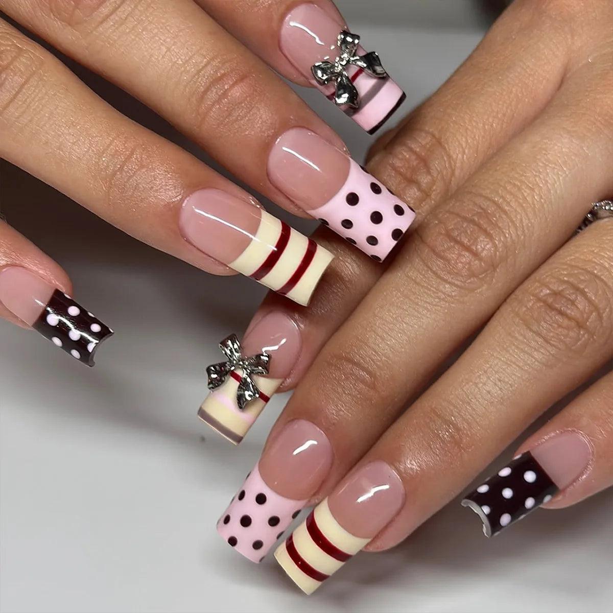 24 faux ongles cercueil mi-longs, style gothique noir, avec nœuds métalliques foncés et décorations en forme de cœur, à presser, motif pois, faux ongles français