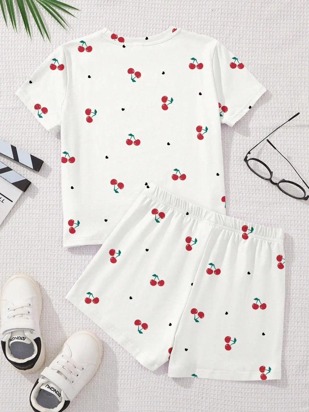 Ensemble imprimé motif cerise pour filles, haut blanc à manches courtes avec imprimé cerise + short, ensemble deux pièces, frais et tendance, adapté aux enfants de 4 à 12 ans, vêtements décontractés d'été pour la m