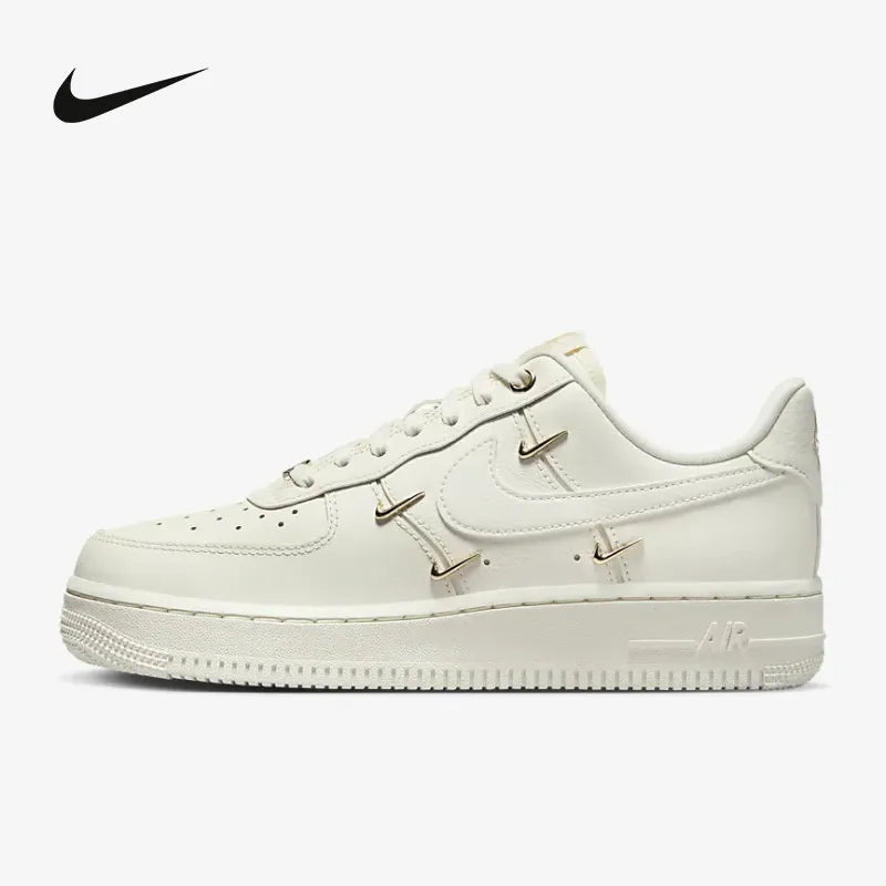 Nike Air Force 1 Low FV3654-111 Cream White Metal Mini Swoosh Baskets en cuir pour femmes, chaussures de sport décontractées pour la marche et le skateboard