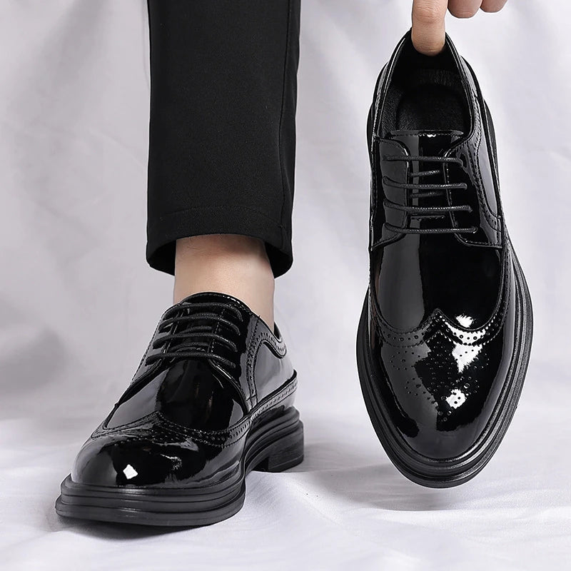 Chaussures habillées en cuir verni brillant, perforées et brogues, à lacets, pour jeunes hommes, mariages et soirées