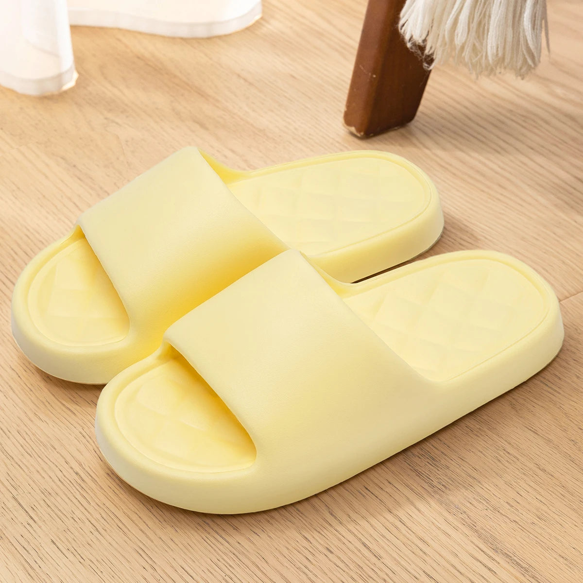 Pantoufles d'été tendance pour hommes, nouvelles sandales nuage à semelle souple et antidérapante pour la maison, la plage, l'intérieur et l'extérieur