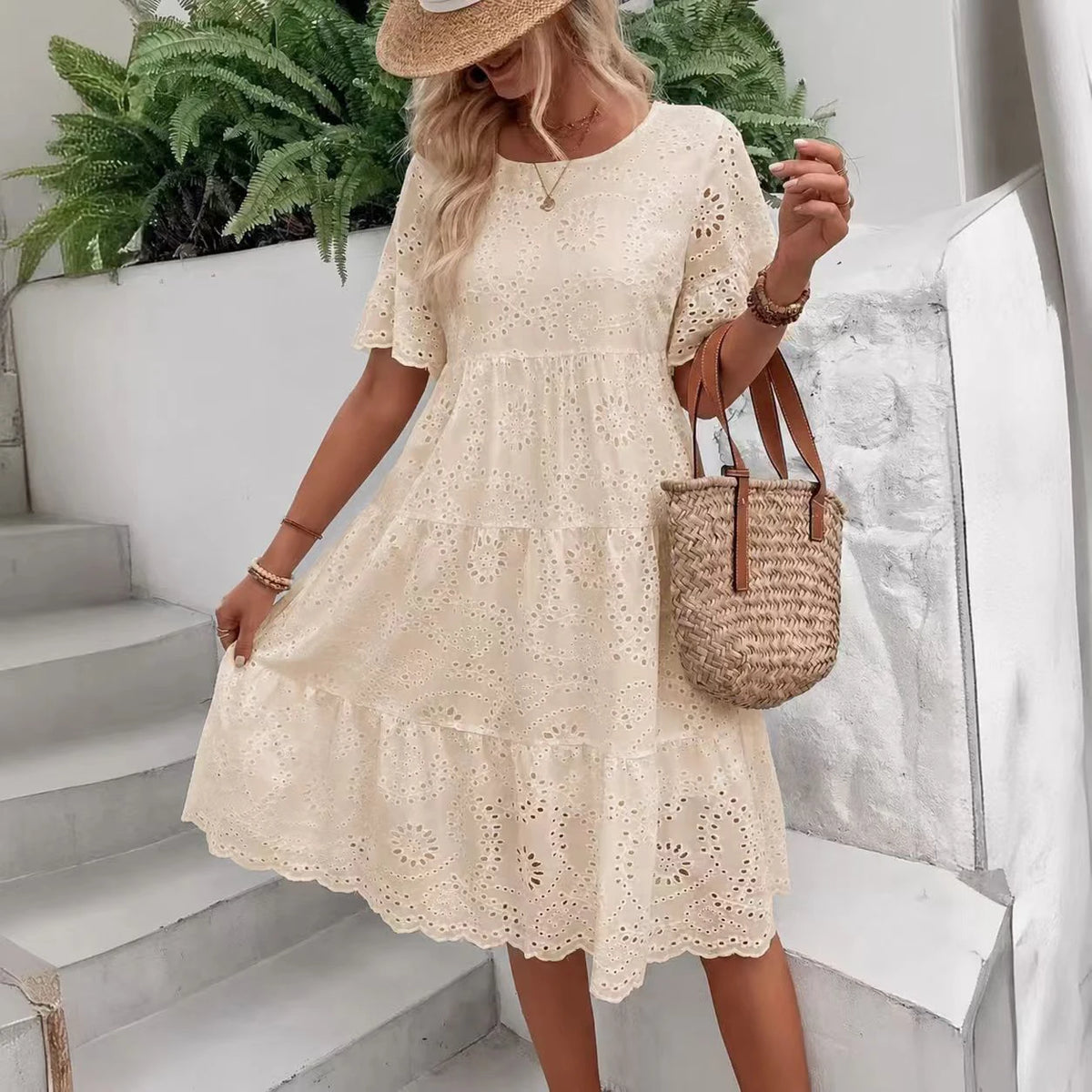 Robe midi blanche brodée à œillets pour femme, style bohème évidé, fluide, à volants superposés, décontractée, à manches courtes, pour l'été et la plage