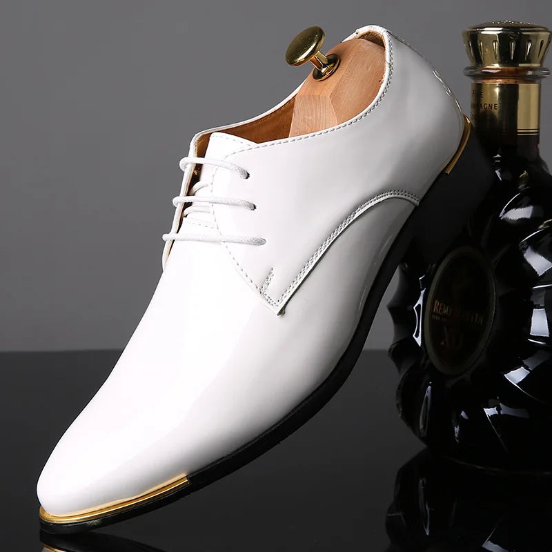 Chaussures habillées pour hommes chaussures en cuir verni nouvelles chaussures de bureau à bout pointu à lacets chaussure de mariage souple noire grande taille chaussure pour hommes d'affaires