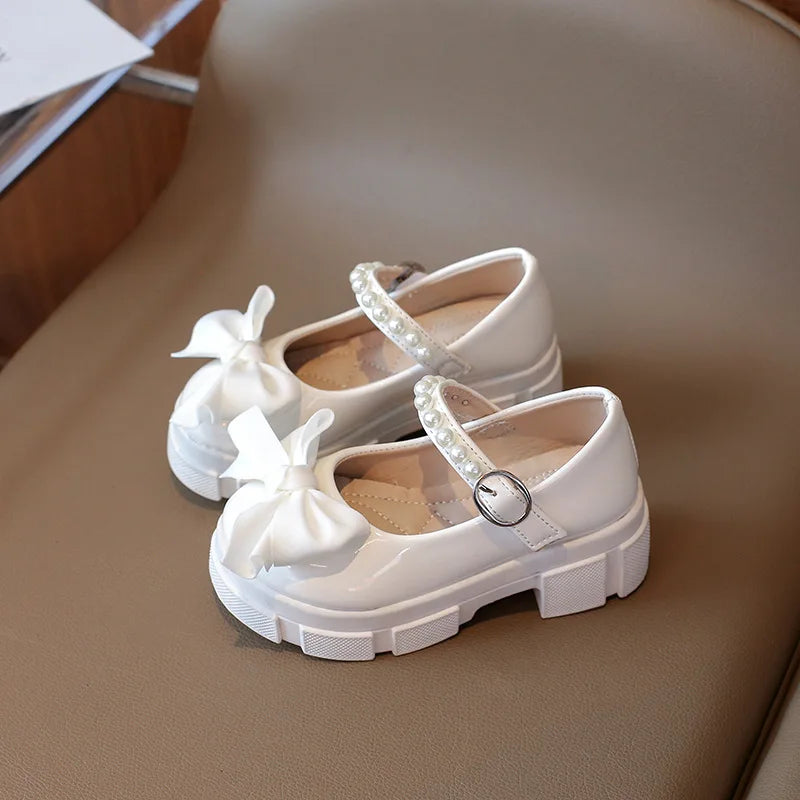 Nouvelles chaussures de princesse à nœud perlé pour enfants printemps-automne, chaussures Mary Jane à talon bas souples pour filles, mocassins à boucle, chaussures décontractées pour tous les jours