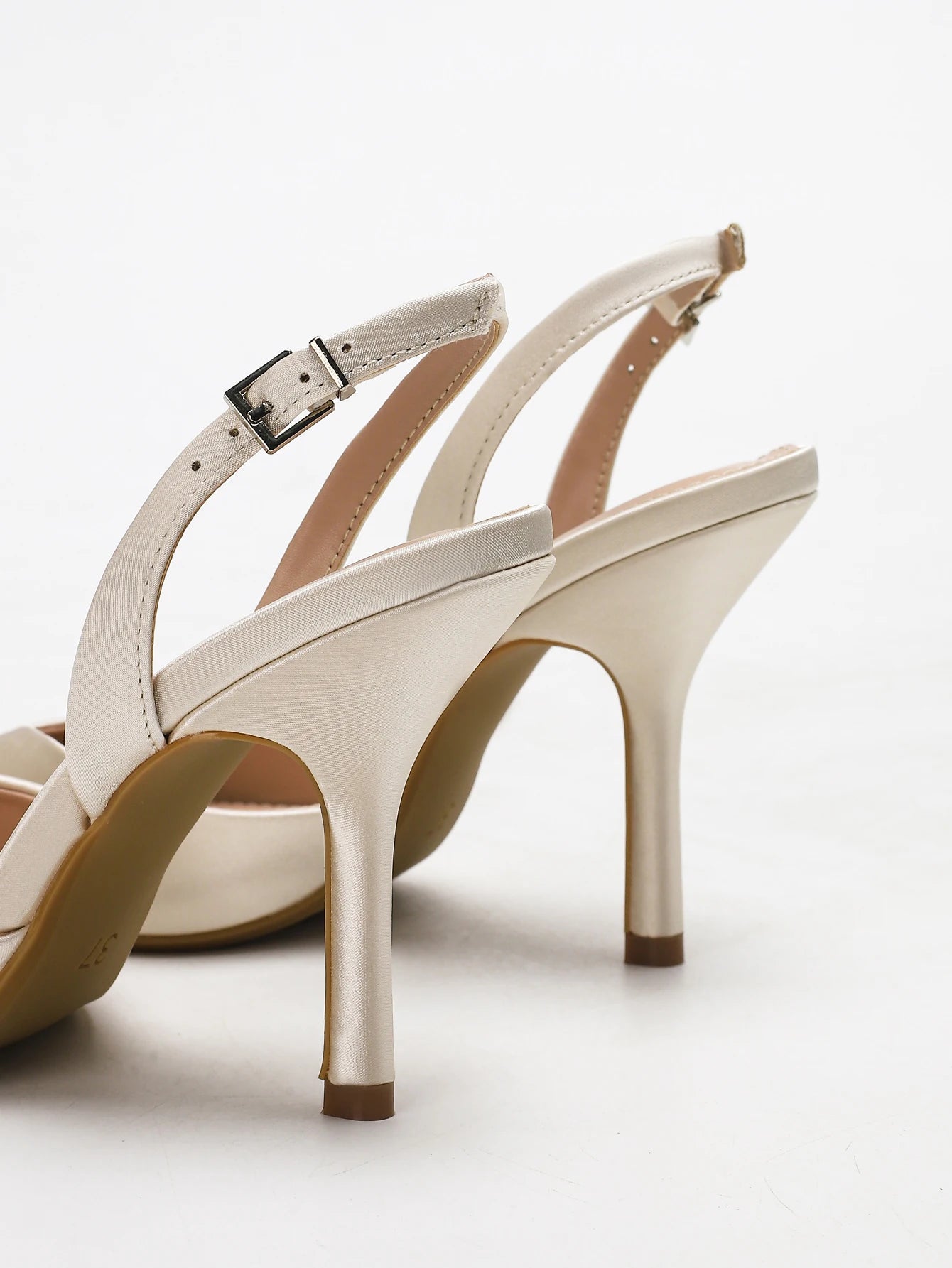 Sandales à talons slingback à bout pointu en satin ivoire pour femmes