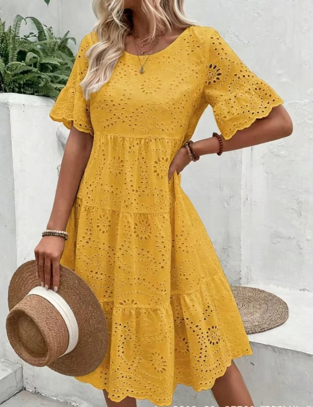 Robe midi blanche brodée à œillets pour femme, style bohème évidé, fluide, à volants superposés, décontractée, à manches courtes, pour l'été et la plage
