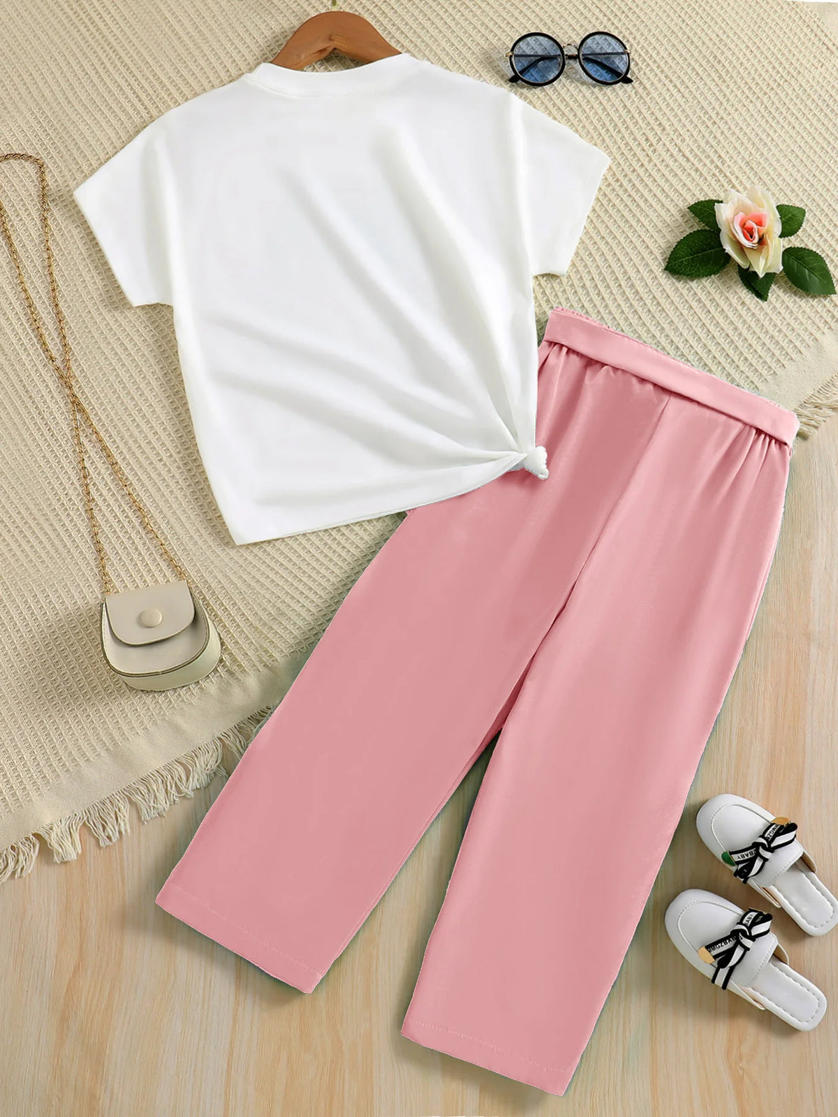Un ensemble de deux hauts tricotés à col rond et pantalons fins d'été à jambes larges pour filles, imprimés de dessins animés simples et à la mode