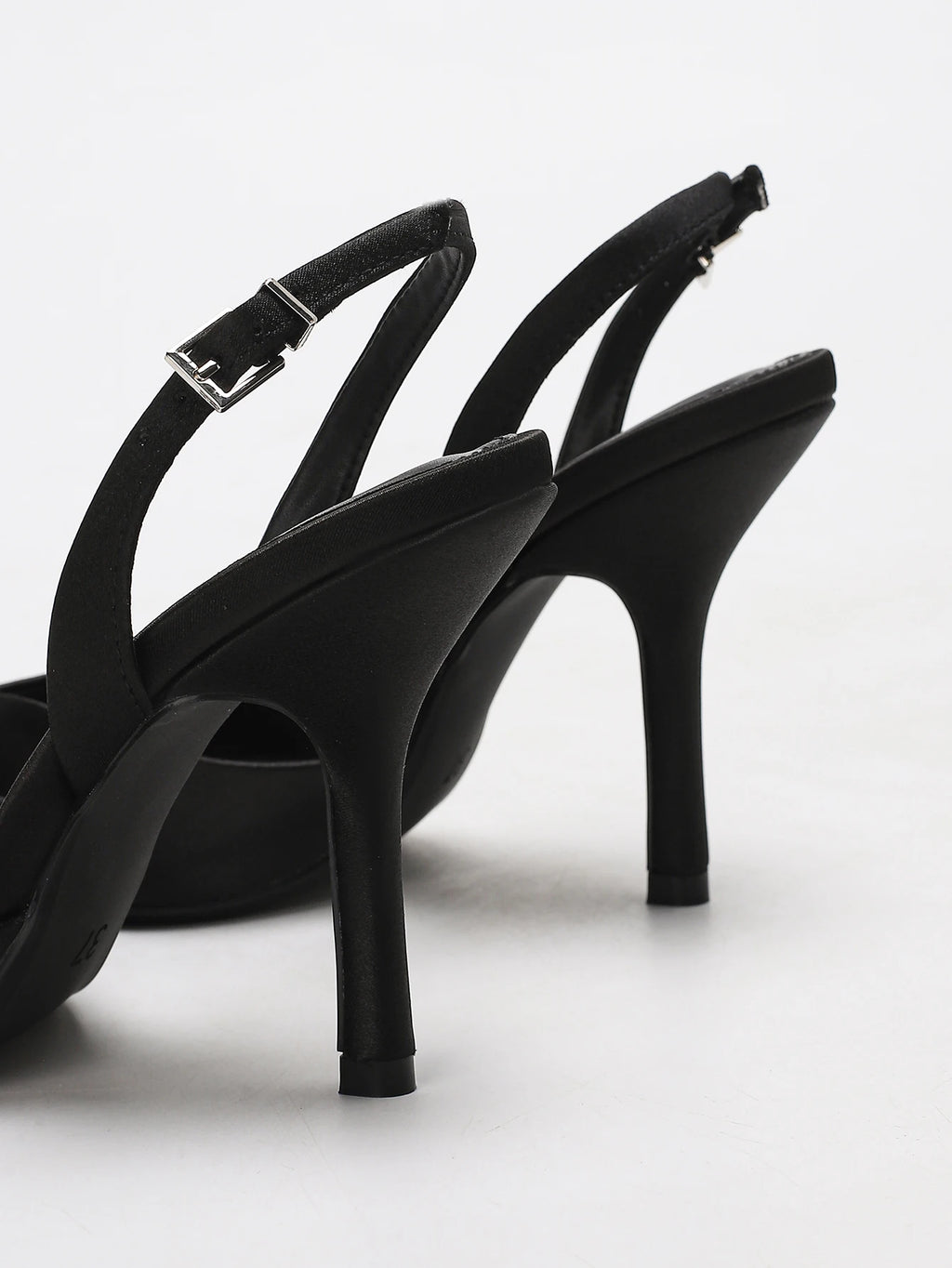 Sandales à talons slingback à bout pointu en satin ivoire pour femmes