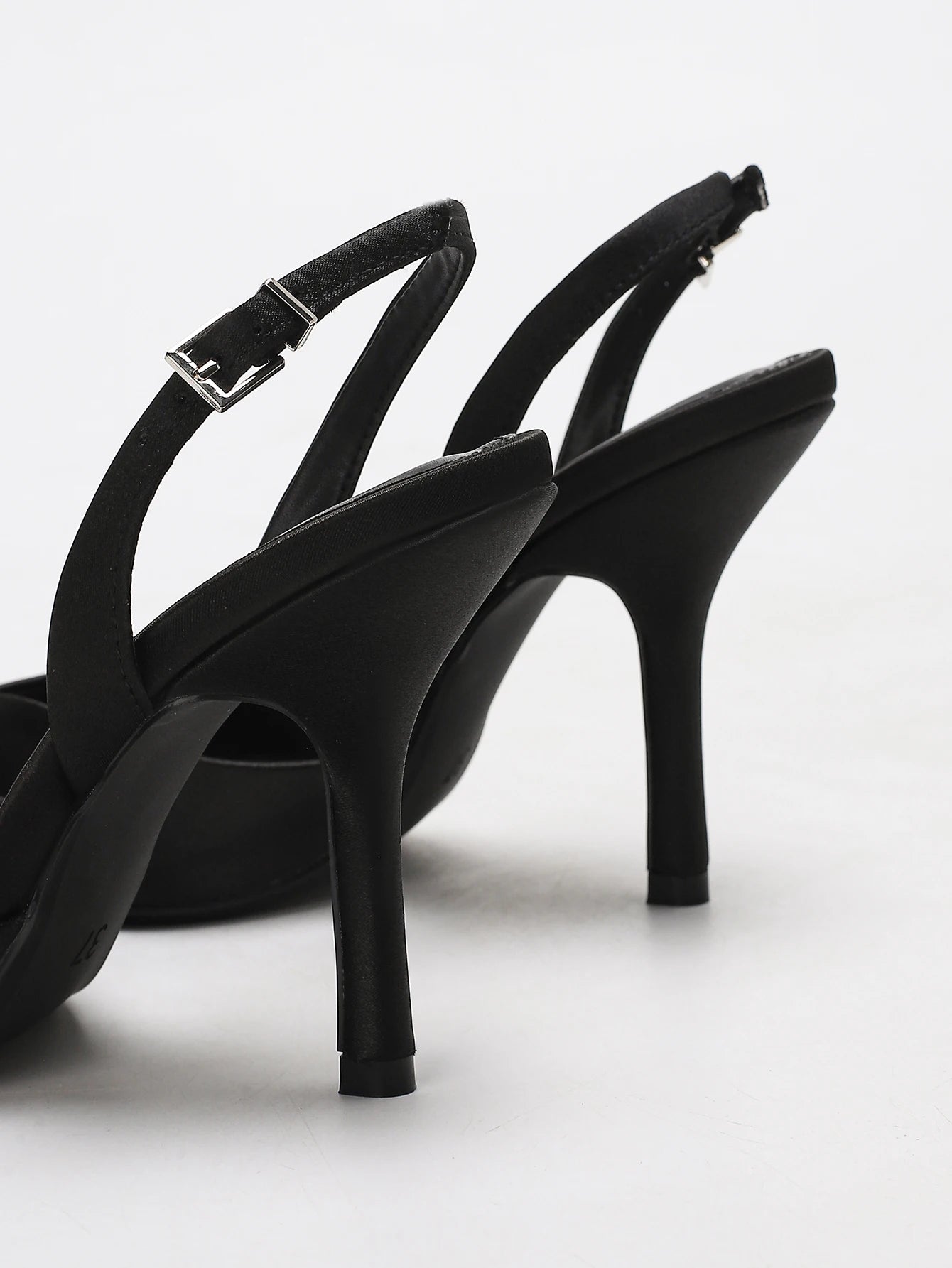 Sandales à talons slingback à bout pointu en satin ivoire pour femmes
